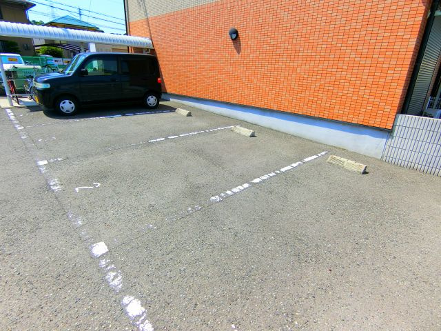 ラフィーネマックの駐車場