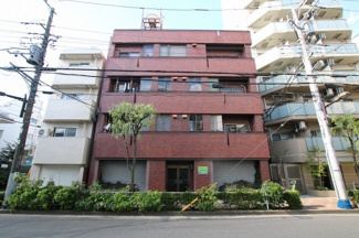 【外観】 | 根岸マンション　外観は赤いタイル張りマンション。鉄骨造の4階建て。鶯谷・入谷駅から徒歩8分。比較的静かな環境です。ワンフロア2世帯。全室角部屋の3面採光で明るいお部屋です。