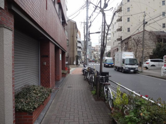 【周辺】 | 根岸マンション　物件前　柳通沿いの物件です