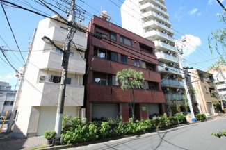 【外観】 | 根岸マンション　外観は赤いタイル張りマンション。鉄骨造の4階建て。鶯谷・入谷駅から徒歩8分。比較的静かな環境です。ワンフロア2世帯。全室角部屋の3面採光で明るいお部屋です。