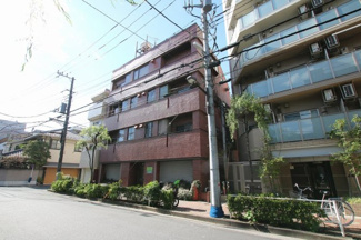 【外観】 | 根岸マンション　外観は赤いタイル張りマンション。鉄骨造の4階建て。鶯谷・入谷駅から徒歩8分。比較的静かな環境です。ワンフロア2世帯。全室角部屋の3面採光で明るいお部屋です。