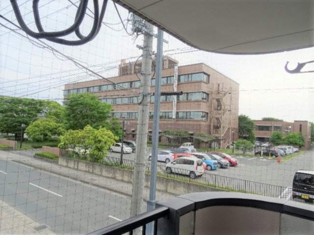 コンフォールHIのバルコニー|暖かな日差しのふりそそぐバルコニー