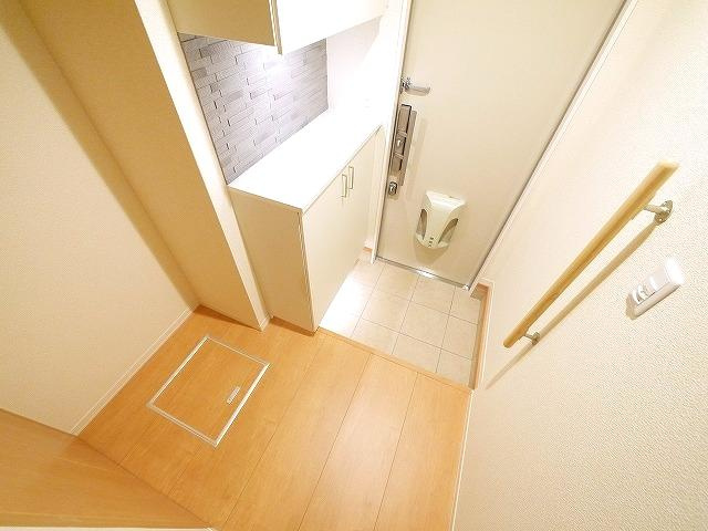 シャーメゾン石見の玄関|収納もある玄関です