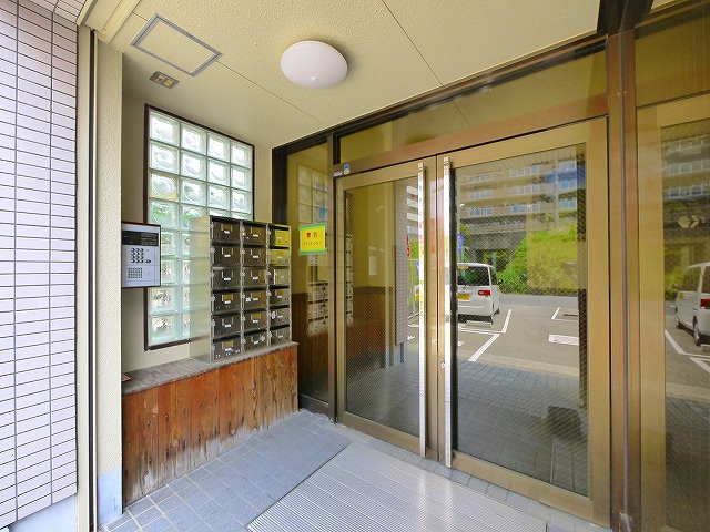 メゾンレイ天理のエントランス|清潔なエントランスです