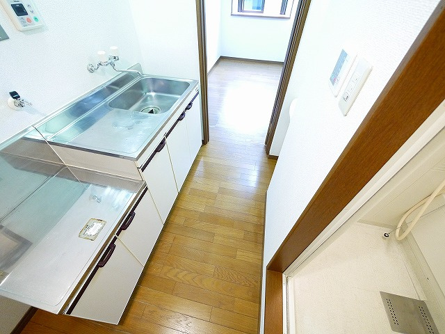 メゾンレイ天理のキッチン|コンパクトなキッチンで掃除もラクラク