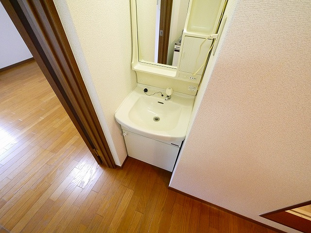 メゾンレイ天理の洗面所|清潔感のあるトイレです