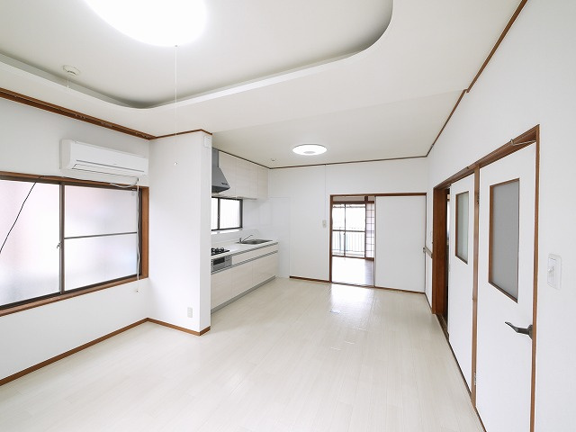 大和郡山市九条町877‐13貸家の居間・リビング|ゆったりとしたリビングです