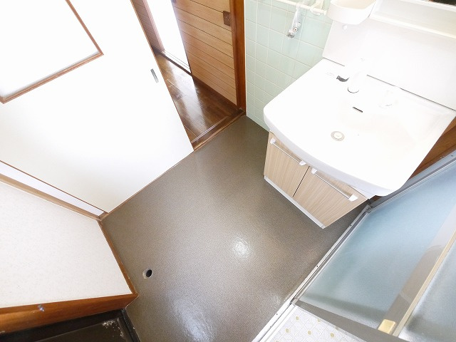 大和郡山市九条町877‐13貸家の洗面所|コンパクトで使いやすい洗面所