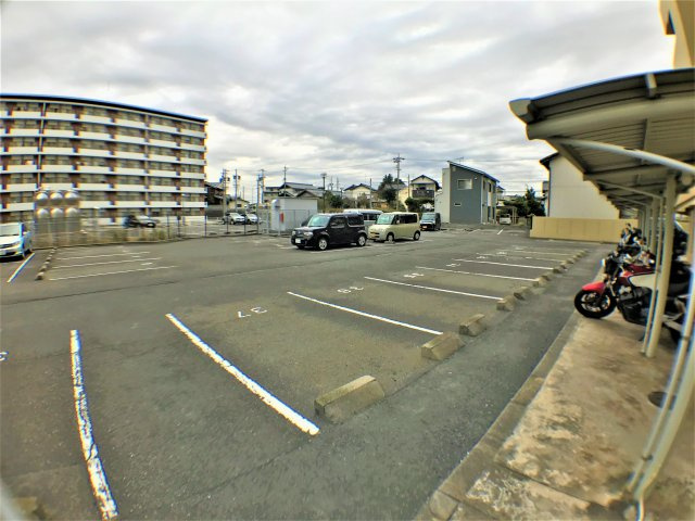 エスポア常滑の駐車場