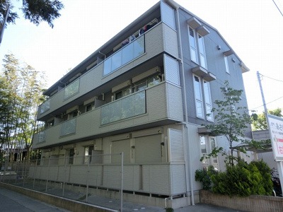 【外観】 | シャトル登戸 | 小田急線・南武線「登戸」駅まで徒歩8分の3階建てアパートです♪小田急線「向ヶ丘遊園」駅までも徒歩9分！2駅2沿線利用可能で便利な立地です☆