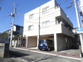 【外観】 | 小田急線「新百合ヶ丘」駅より徒歩圏内の3階建てマンション♪駅前には映画館や飲食店など商業施設が充実しています☆
