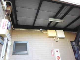 【その他共用部分】 | 共用エントランスにある防犯カメラです！夜遅くに帰宅する時も、お出かけ時でも安心ですね♪