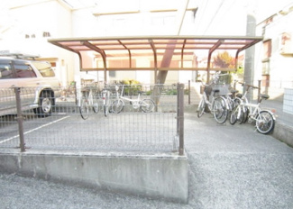 【その他共用部分】 | 屋根付きの駐輪場があるので雨が降っても安心です☆自転車はちょっとした移動手段に便利ですよね！