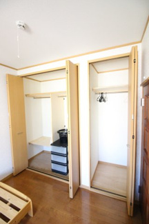 【収納】 | シェアハウス・ブルーメン | 大型クローゼットに、ハンガー等も充実☆