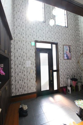 【玄関】 | シェアハウス・ブルーメン | 吹き抜け天井の玄関です☆