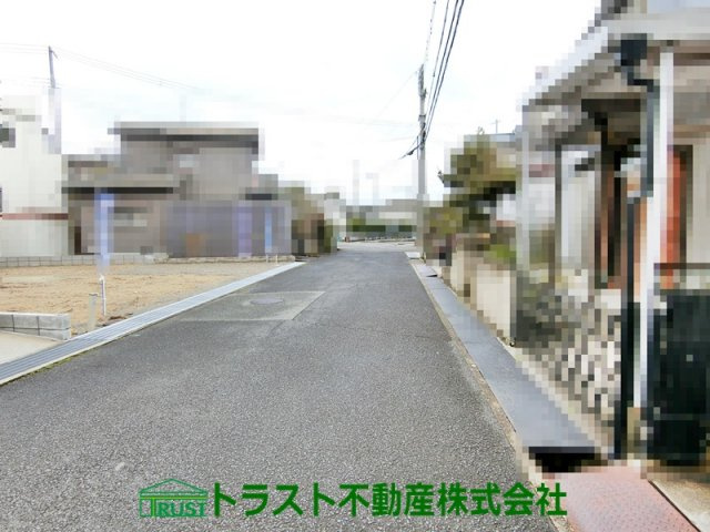 神戸市西区玉津町新方-1号棟　新築戸建の前面道路含む現地写真