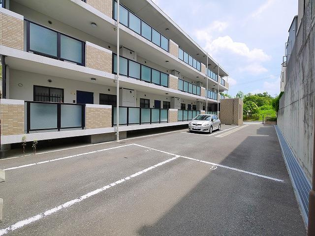 シャルム・サンヒルズの駐車場|空き状況をご確認ください。
