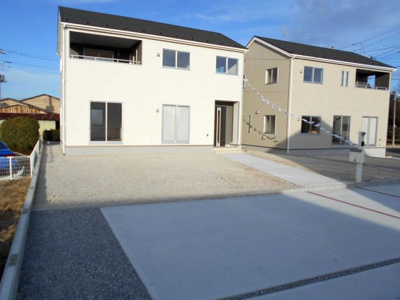 【外観】 | 新築　加須市　鴻茎　全8棟　4号棟　122坪　らすと3棟 | 外観は落ち着いています。バス便あり・駐車場3台並列・南向き・４ＳLDKとｲﾝﾅｰﾊﾞﾙｺﾆｰ・鴻茎小・騎西中・国道122号・