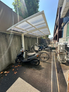 【その他共用部分】 | 屋根付きの駐輪場で雨が降っても大切な自転車が濡れなくてすみますね♪駅まで自転車もおすすめです！