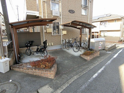 【その他共用部分】 | アムールⅢ | 屋根付きの駐輪場で雨が降っても大切な自転車が濡れなくてすみますね♪荷物が重いときに自転車があれば助かりますね！