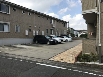 【駐車場】 | アムールⅢ | いつでも目の届く敷地内に駐車場があります♪荷物がかさばりがちなお買物にも、敷地内駐車場があると便利ですよね☆