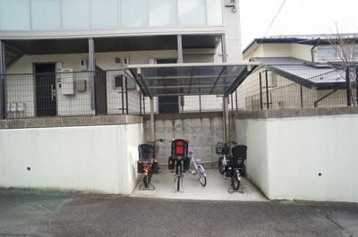 【その他共用部分】 | グランドール【SHM】 | 屋根付きの駐輪場で雨が降っても大切な自転車が濡れなくてすみますね♪駅から自転車もおすすめです！