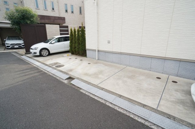 【駐車場】 | グランドール【SHM】 | いつでも目の届く敷地内に駐車場があります♪荷物がかさばりがちなお買物にも、敷地内駐車場があると便利ですよね☆