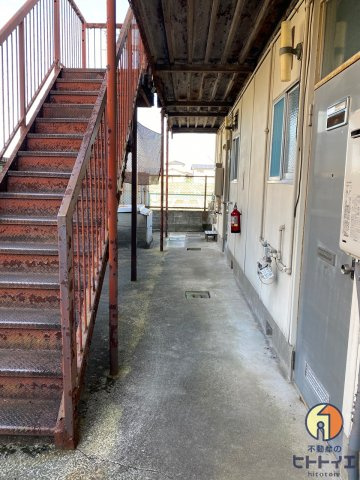 若葉荘のその他共用部分|1階通路です