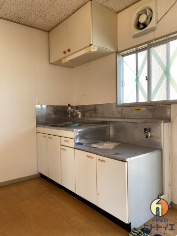 若葉荘のキッチン|コンパクトなキッチンで掃除もラクラク