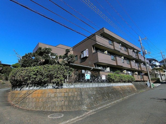 【外観】 | 小学校と中学校が近くてお子様のいるファミリーさんには嬉しい立地♪「生田」駅にアクセス可能な最寄りバス停から徒歩1分の3階建てマンションです！