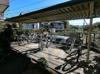 【その他共用部分】 | 屋根付きの駐輪場で雨が降っても大切な自転車が濡れなくてすみますね♪駅から自転車もおすすめです！