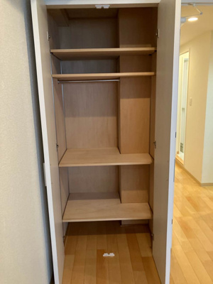 【収納】 | マ・シェリ | 洋室9.5帖のお部屋にあるクローゼットです♪お気に入りのお洋服もすっきり収納できます♪棚板を動かせるので使い勝手もGood☆