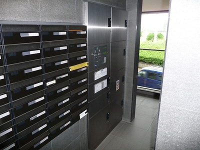 【その他共用部分】 | マ・シェリ | 共用エントランスには宅配BOXがあるので荷物の受け取りもスムーズに♪再配達を依頼する手間が省けます☆