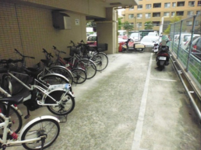 【その他共用部分】 | マ・シェリ | 屋根付きの駐輪場で雨が降っても大切な自転車が濡れなくてすみますね♪荷物が重いときに自転車があれば助かりますね！