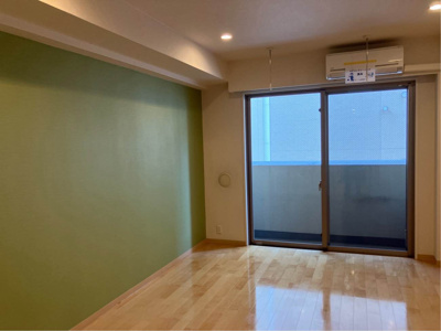 【洋室】 | マ・シェリ | 南東向き洋室9.5帖☆バルコニーに繋がるお部屋です！エアコン付きで1年中快適に過ごせますね☆グリーンのアクセントクロスが魅力的なお部屋です♪