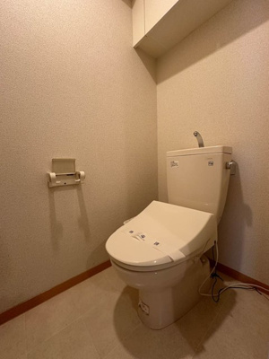 【トイレ】 | マ・シェリ | トイレは温水洗浄便座♪人気のバストイレ別です！上部にはトイレットペーパーなどの小物を置ける棚付きです♪