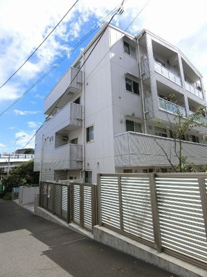【外観】 | レヴール | 小田急線「生田」駅まで徒3分！便利な立地の4階建てマンションです♪通勤通学はもちろん、お買い物やお出かけにもGood☆