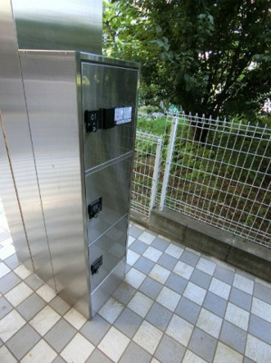 【その他共用部分】 | レヴール | 共用エントランスには宅配BOXがあるので荷物の受け取りもスムーズに♪再配達の手間がかからないのが魅力♪