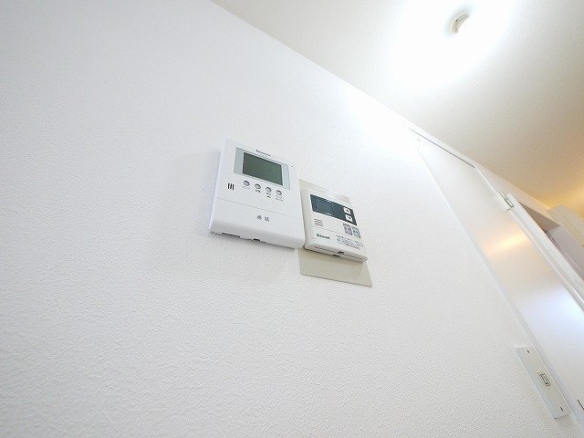 メゾン・ド・スリシエI　B棟の設備|給湯器リモコンです。