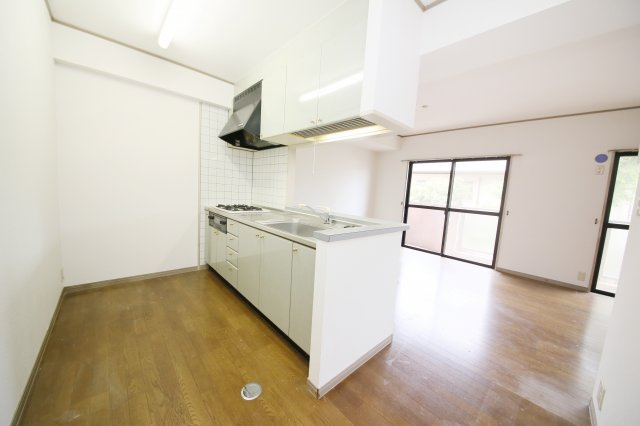 フローレンス新宮の居間・リビング