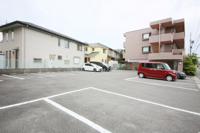 フローレンス新宮の駐車場
