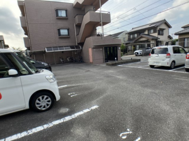 フローレンス新宮の駐車場