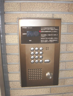 【エントランス】 | 共用エントランスは不審者の侵入を未然に防ぐオートロック付き！防犯対策充実しています◎