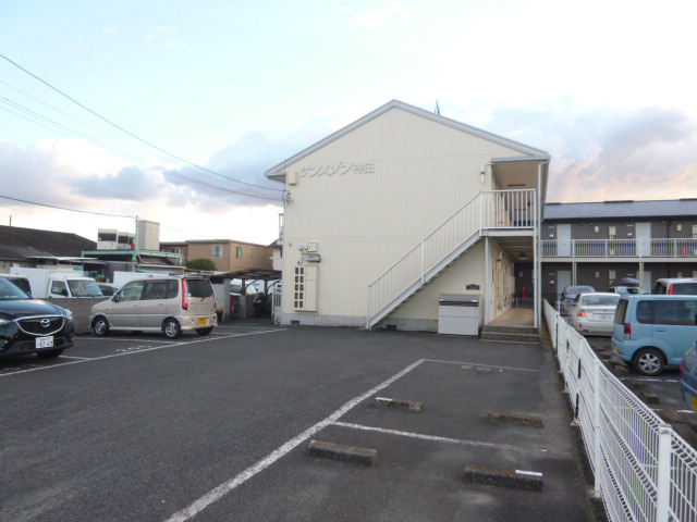 サンメゾン神田の駐車場