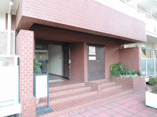 【エントランス】 | 東急東横線・目黒線・横浜市営地下鉄グリーンライン「日吉」駅徒歩17分
又はバス5分「日大高校正門」停歩2分。