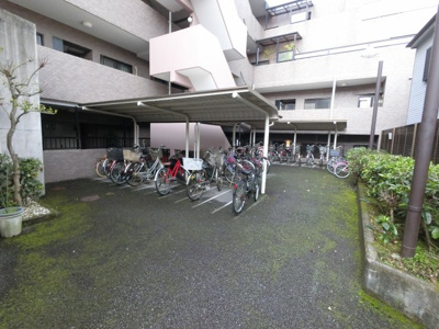 【その他共用部分】 | レジェンド横浜蒔田 | 駐輪場です。
屋根付きなので雨が降っても安心です。