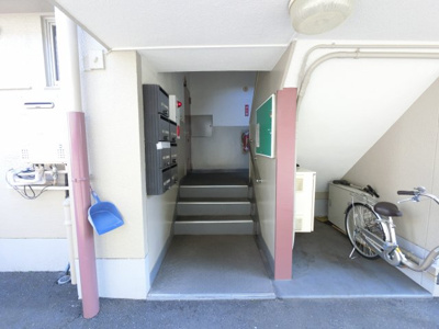 【エントランス】 | 磯子丸山ハイツ | マンションのエントランスです。
階段ですが2階部分なので気になりません。
