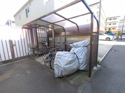 【その他共用部分】 | 磯子丸山ハイツ | 駐輪場とバイク置場です。