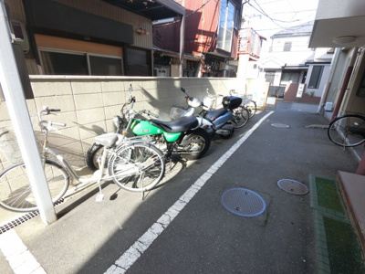 【その他共用部分】 | 磯子丸山ハイツ | バイク置場です。