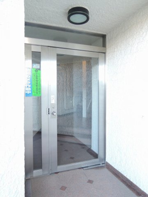 【その他共用部分】 | 多摩リバーサイドハウス | 防犯面でも安心のオートロック付。